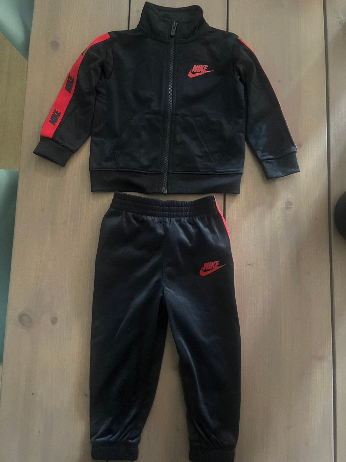 Nike trainingspak zwart rood 80 86 sportkleding setje merk, Kinderen en Baby's, Babykleding | Maat 80, Verzenden, Zo goed als nieuw