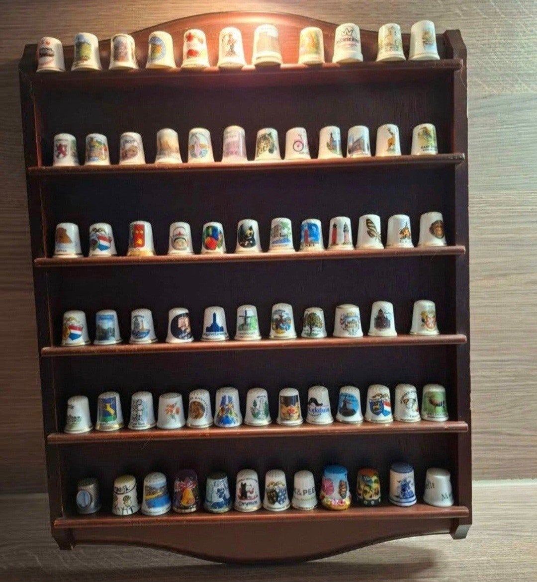 Verzameling van 72 vingerhoeden met houten displayrek, Ophalen, Gebruikt