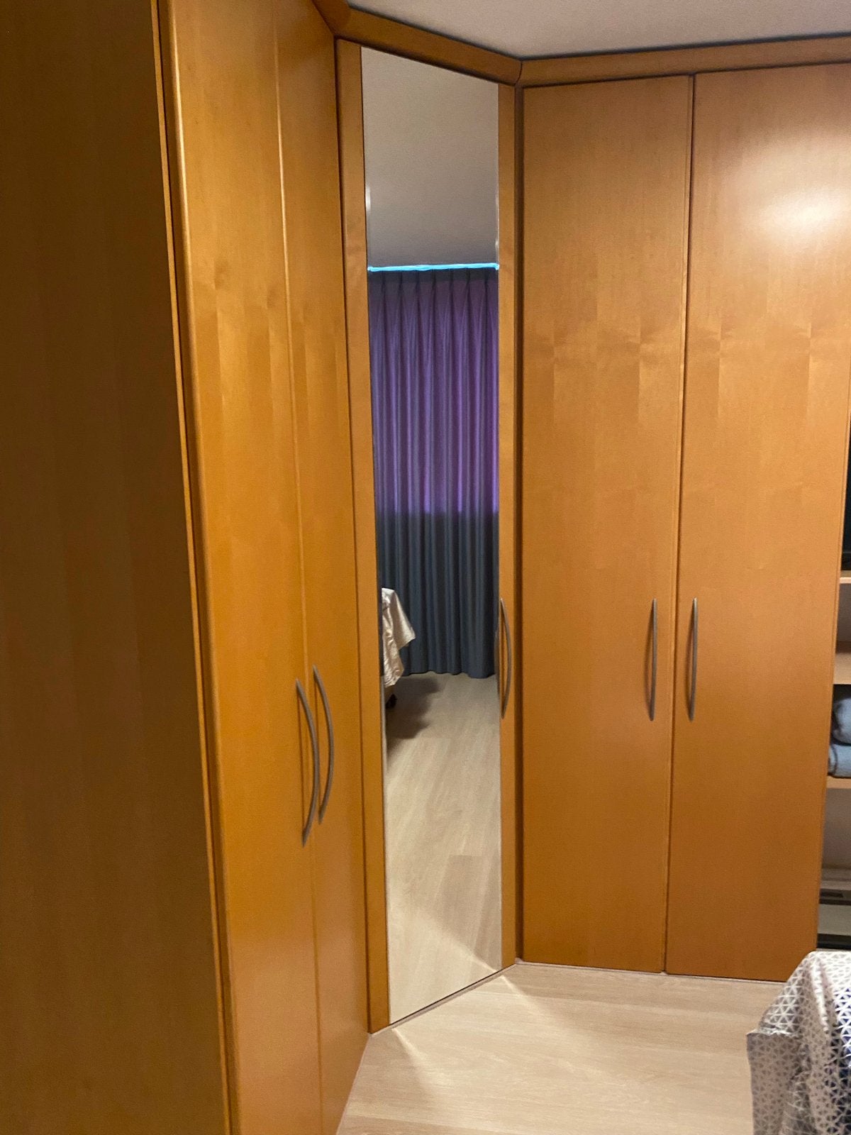 Ruime hoekkast met spiegel - Ideaal voor slaapkamer, Ophalen, Gebruikt, 100 tot 150 cm, 200 cm of meer