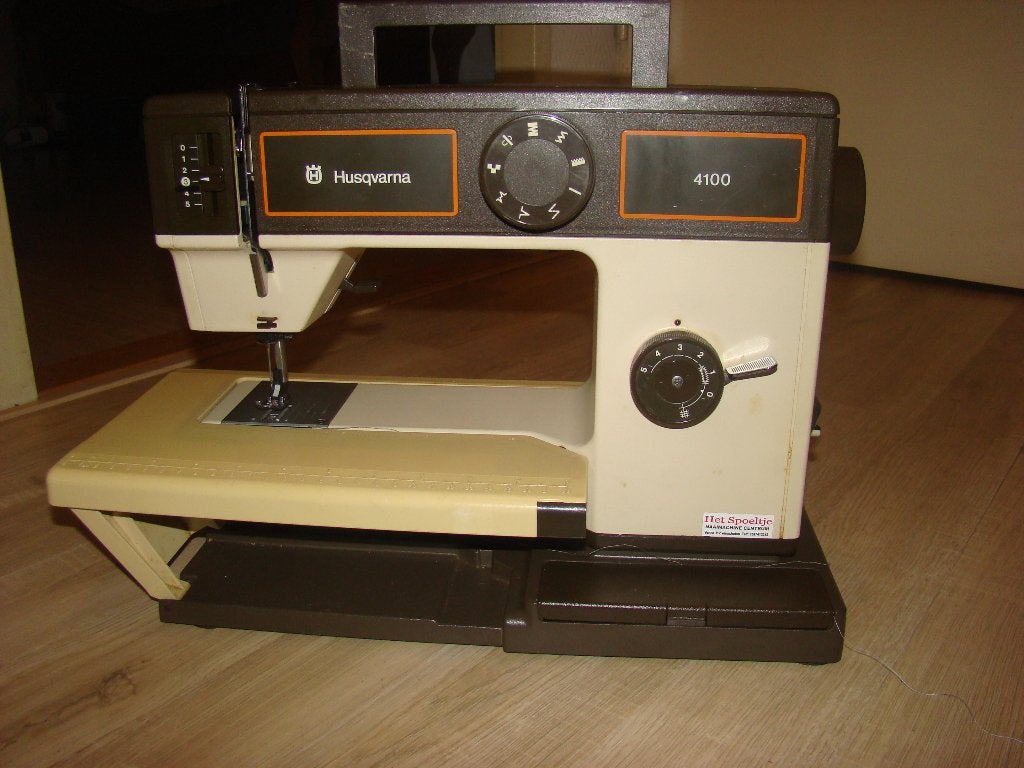 HUSQVARNA 4100 Gebruikt, Hobby en Vrije tijd, Naaimachines en Toebehoren, Ophalen of Verzenden, Gebruikt, Naaimachine, Husqvarna