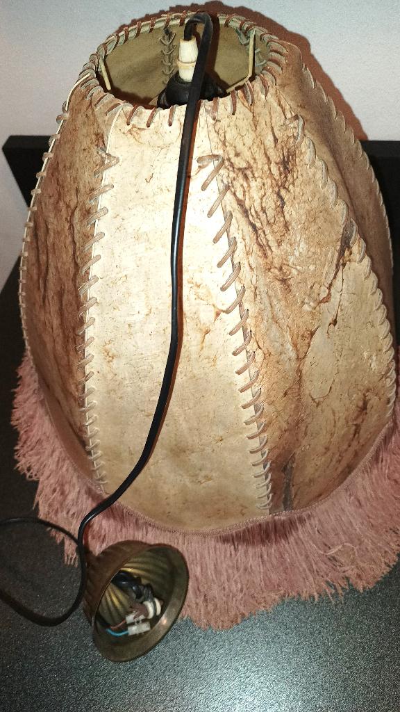 Nostalgische lederen hanglamp ,met veterstiksels en franje, Ophalen, Overige materialen, Gebruikt, Nostalgisch - klassiek  vintage   - seventies - brocante