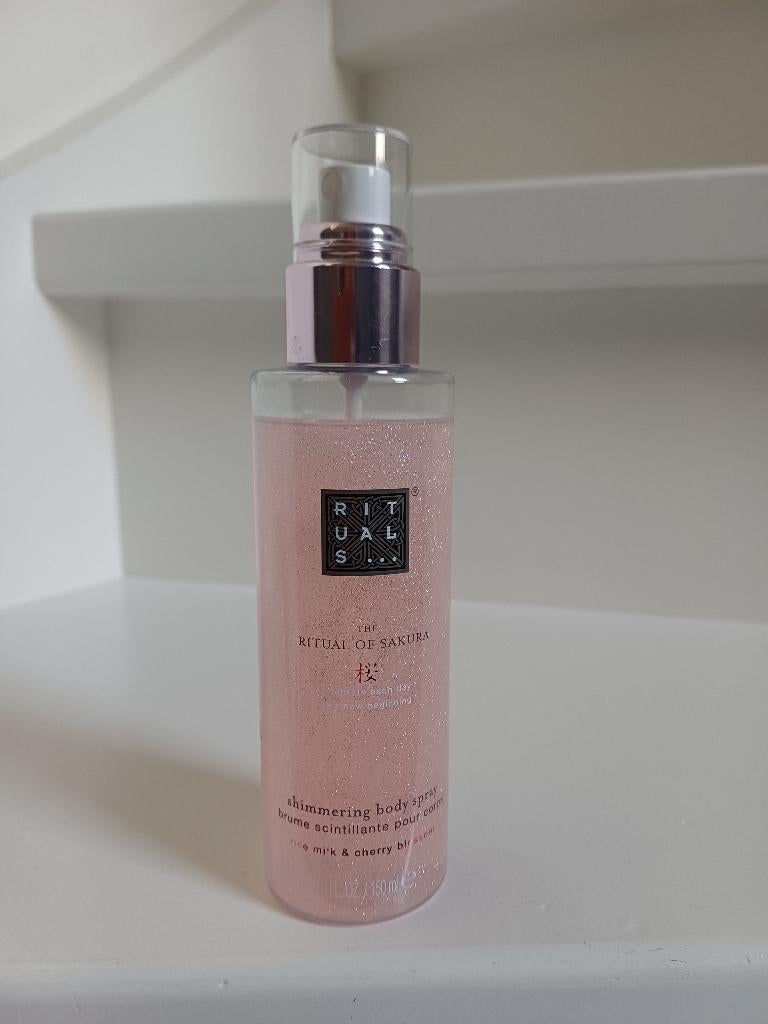 RITUALS SAKURA SHIMMERING BODY SPRAY 150ML(1 SPRAY ERUIT), Ophalen of Verzenden, Zo goed als nieuw, Deodorant of Bodyspray