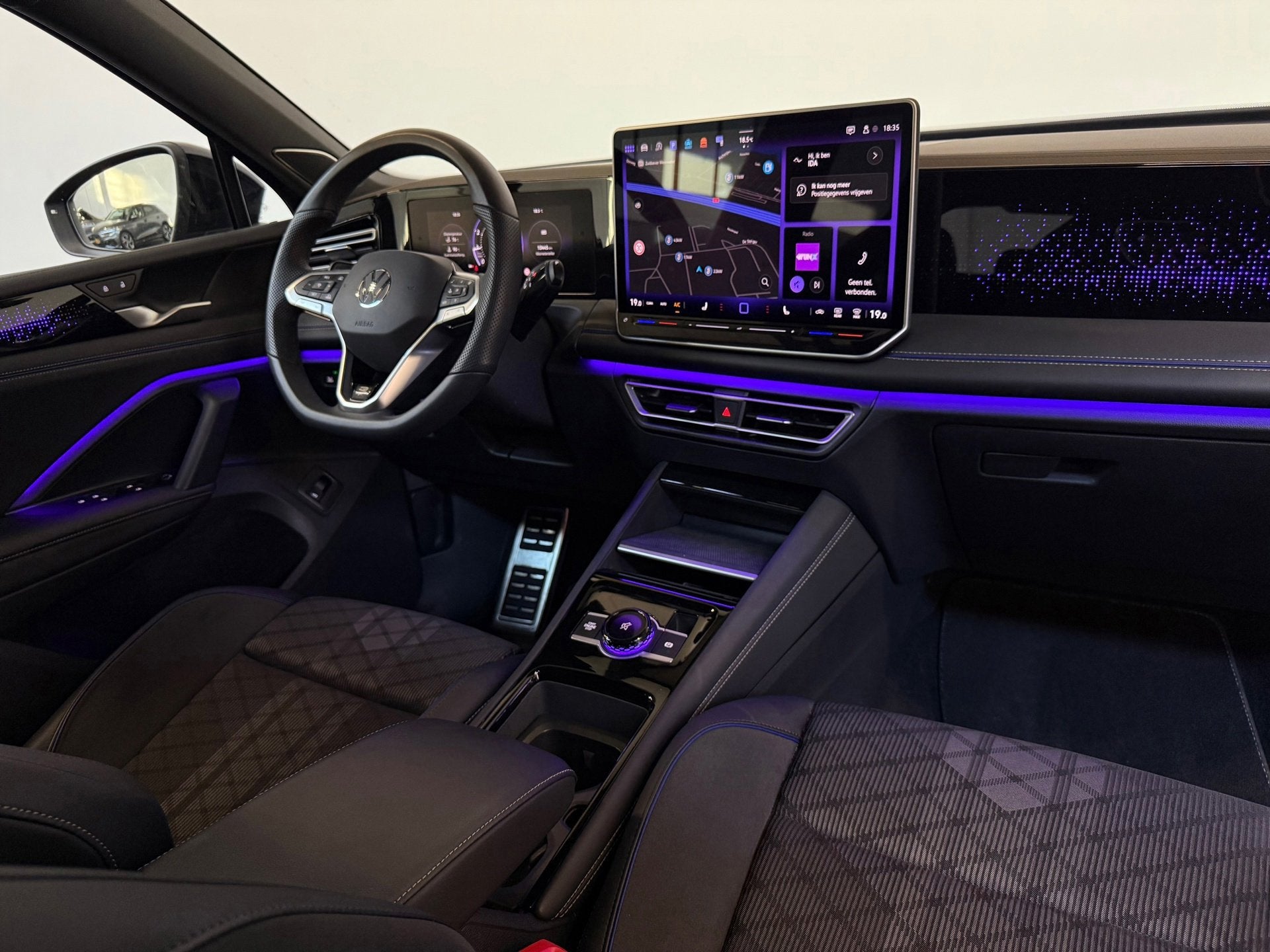 Volkswagen Tiguan 1.5 eHybrid R-Line Black Style 272 PK Pano, Auto's, Dealer onderhouden, Zwart, Leder en Stof, Zwart