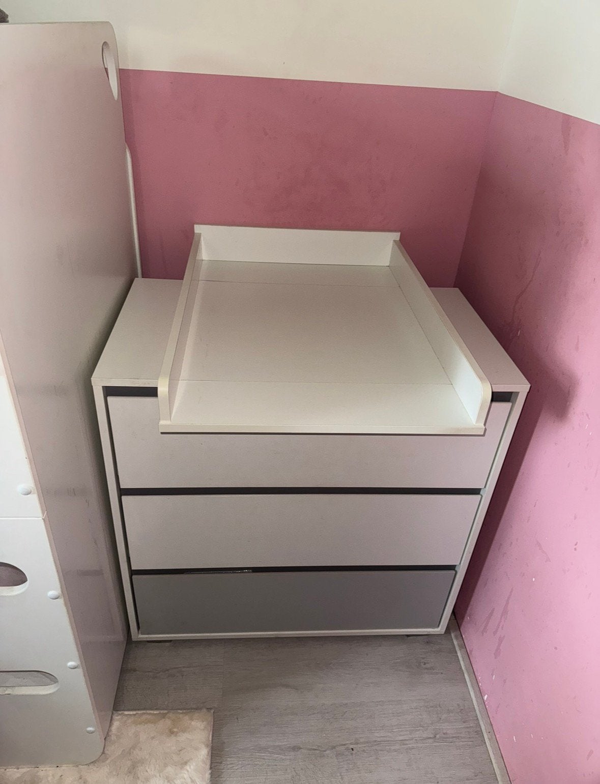 Zeer nette commode, Kinderen en Baby's, Kinderkamer | Complete kinderkamers, Ophalen, Zo goed als nieuw, Jongetje of Meisje
