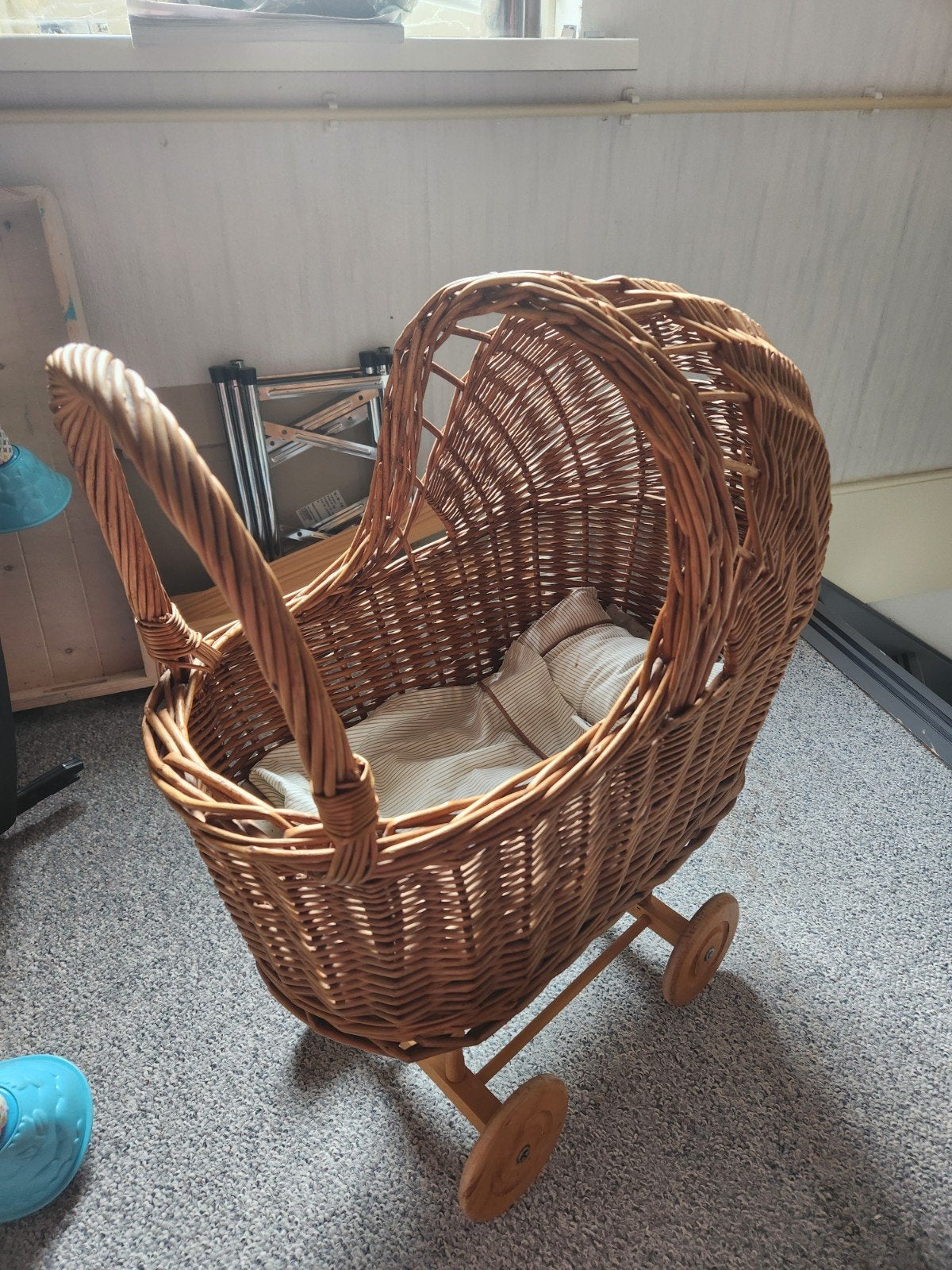 Vintage rieten poppenwagen met zara home accessoires, Ophalen, Babypop