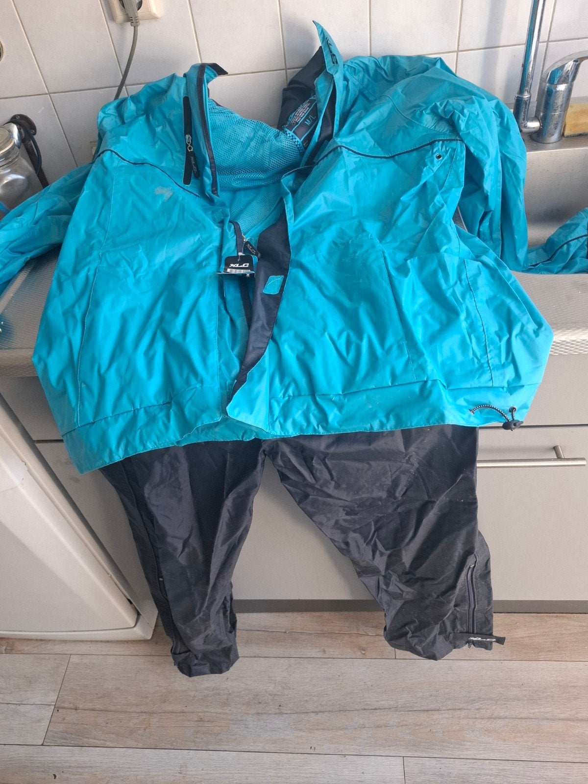 Nieuw XLC Regenpak M/L - Turquoise/Zwart, Caravans en Kamperen, Regenkleding, Ophalen of Verzenden, Nieuw, Regenbroek, Heren
