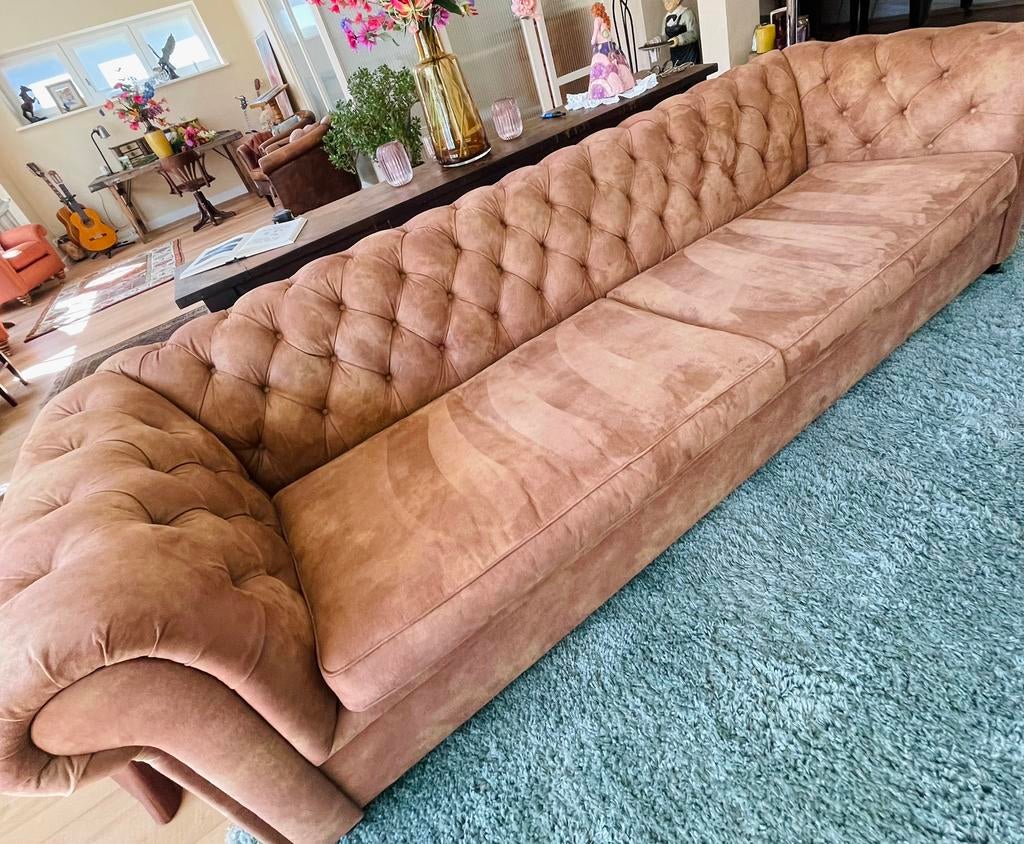 Suede cognac Cheserfieldbank 4 zits, Overige materialen, 250 tot 300 cm, 75 tot 100 cm, Ophalen of Verzenden