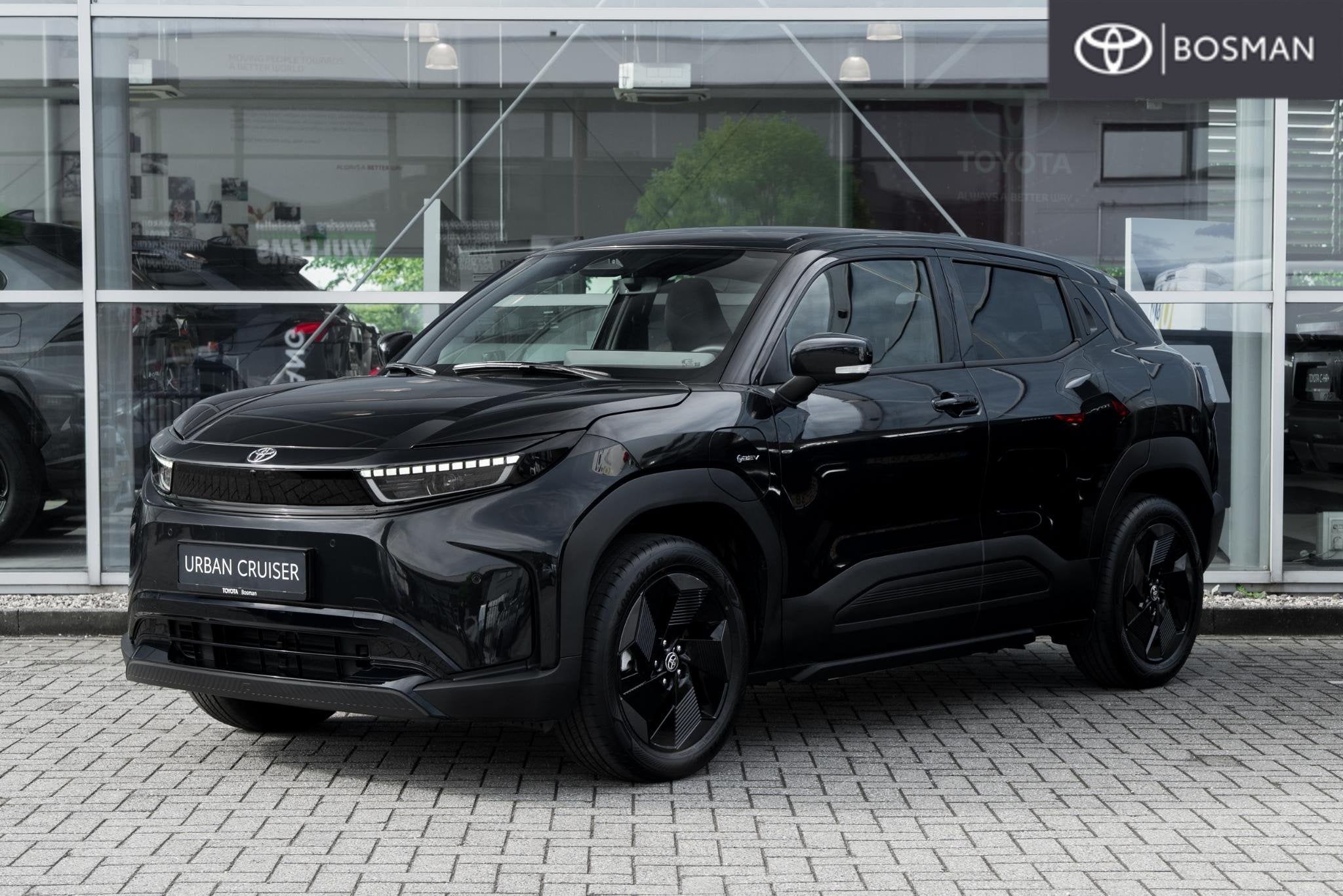 Toyota Urban Cruiser Dynamic 61 kWh, Auto's, Stof, Gebruikt, Automatische klimaatregeling, Zwart