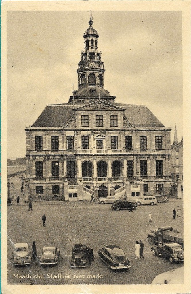 Maastricht 1953 Stadhuis met markt en oude auto's, Verzenden, 1940 tot 1960, Gelopen, Limburg