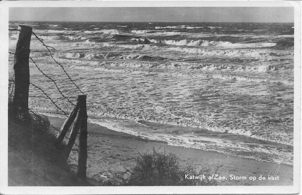 Katwijk a/Zee, Storm op de kust - Zeldzame Ansichtkaart 1953, Ophalen of Verzenden, 1940 tot 1960, Gelopen, Zuid-Holland
