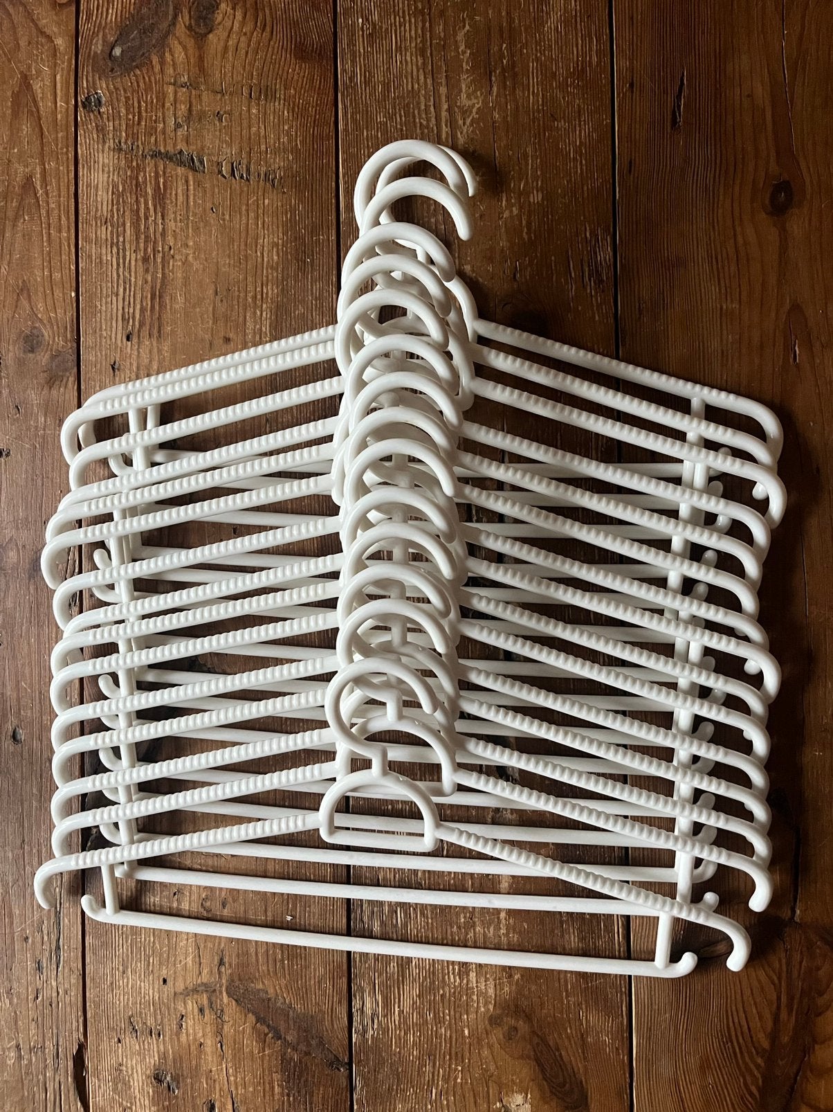 15 witte plastic/kunststof kledinghangers, Ophalen of Verzenden, Gebruikt, Kunststof
