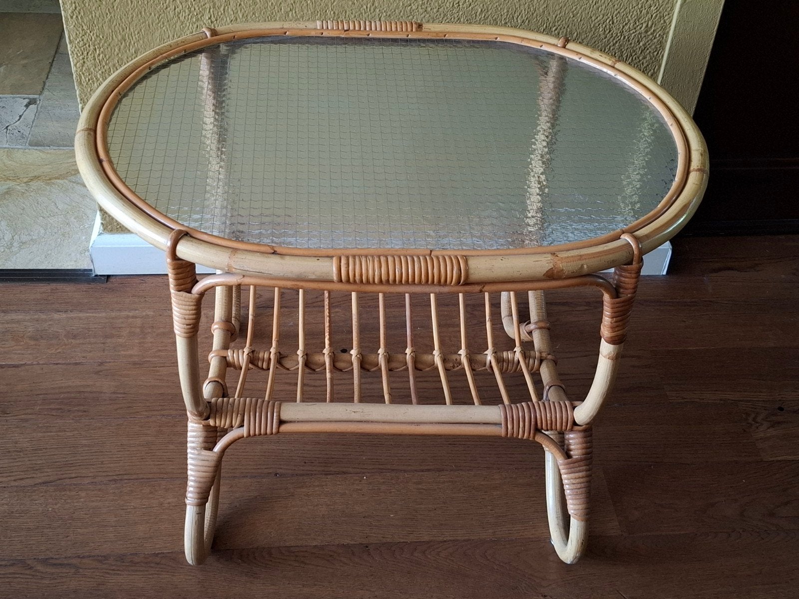 Vintage bamboe tafel met glazen blad, Huis en Inrichting, 45 tot 60 cm, Overige materialen, Ophalen of Verzenden, Zo goed als nieuw