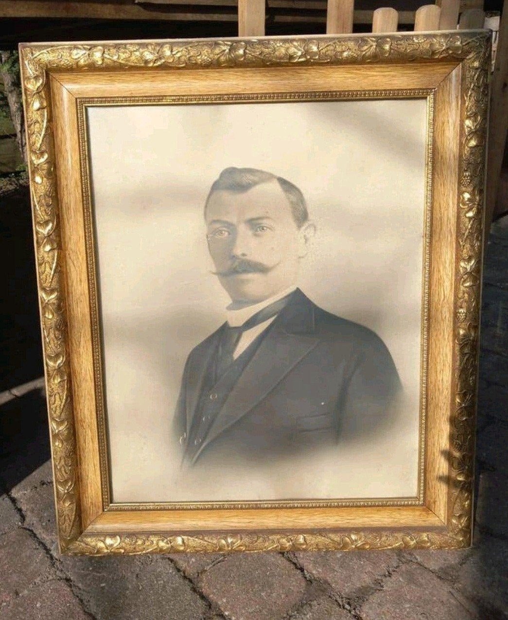 Antieke foto in sierlijke lijst - Portret man, Ophalen of Verzenden, Foto, Fotografie, Ingelijst