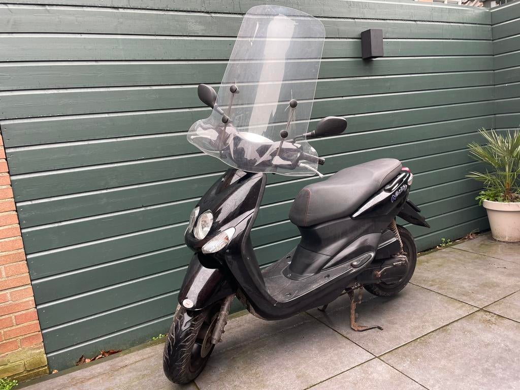 Zwarte Yamaha Neo’s 4 takt 45 km/h (goed onderhouden!), Fietsen en Brommers, Ophalen, Gebruikt, Maximaal 45 km/u, Benzine