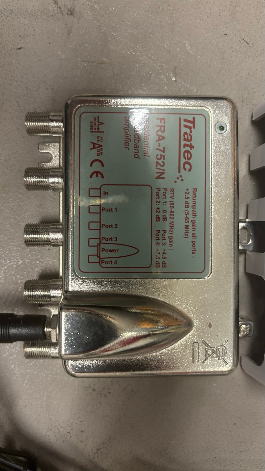 Nieuwe Tratec FRA-752/N breedband versterker met 4 poorten, Ophalen of Verzenden, Zo goed als nieuw, Minder dan 2 meter, Overige kabels