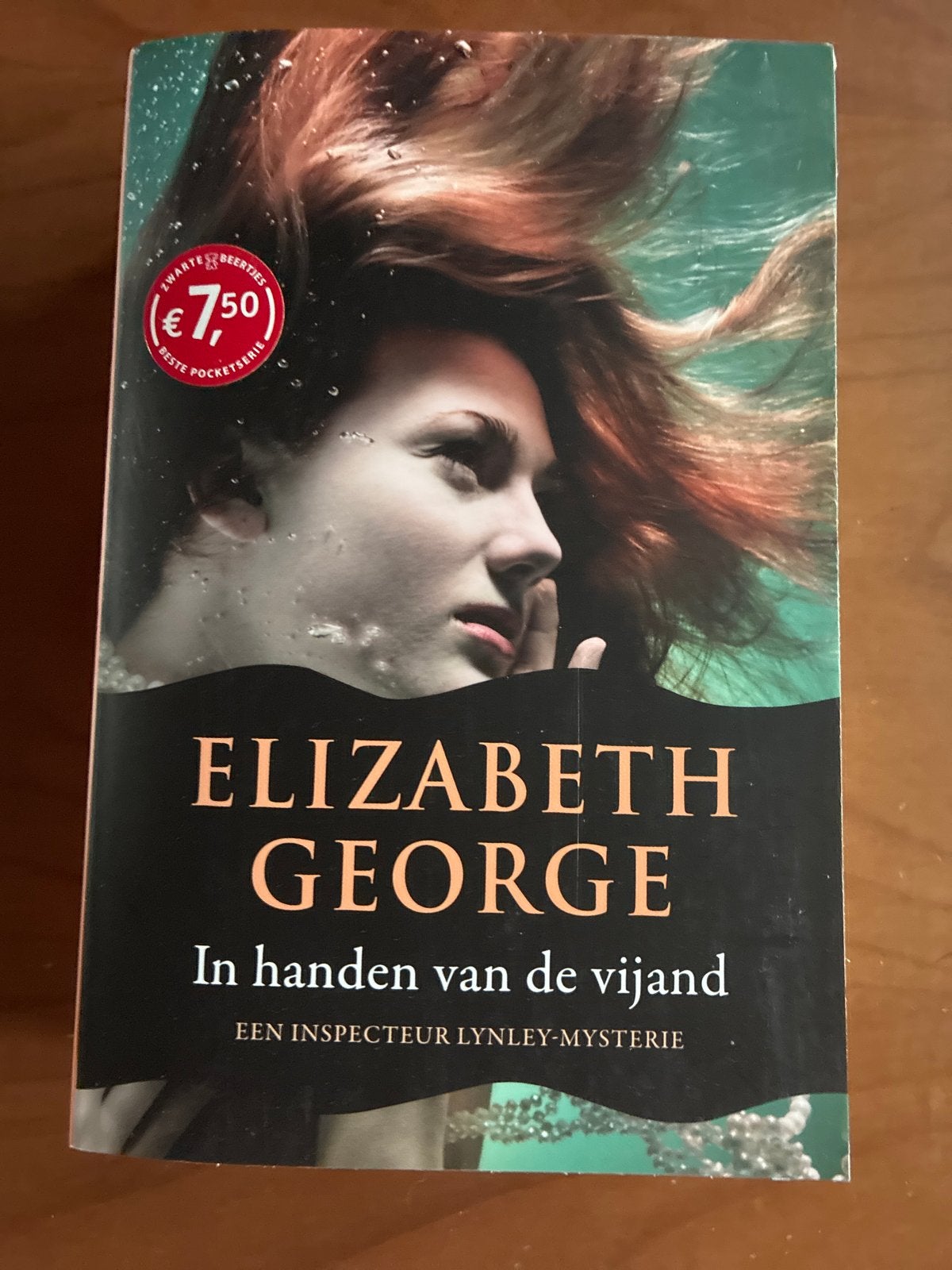 Elizabeth George - In handen van de vijand (pocket), Ophalen of Verzenden, Gelezen