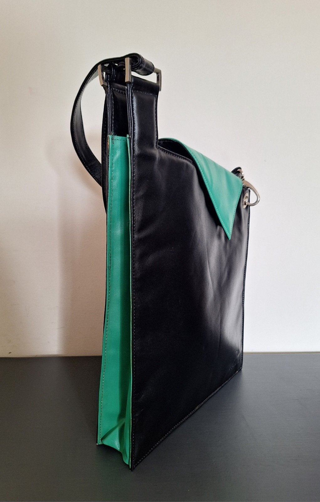 Aula Magna vintage asymmetrisch leer schoudertas zwart/groen, Ophalen of Verzenden, Zo goed als nieuw, Zwart, Schoudertasje