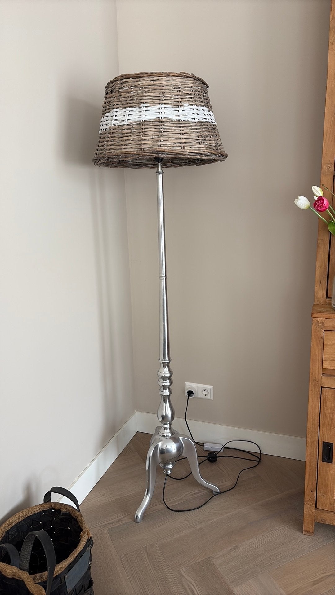 Grote vloerlamp met rieten kap en metalen voet, Huis en Inrichting, Lampen | Vloerlampen, Ophalen, Gebruikt, Landelijk, Metaal