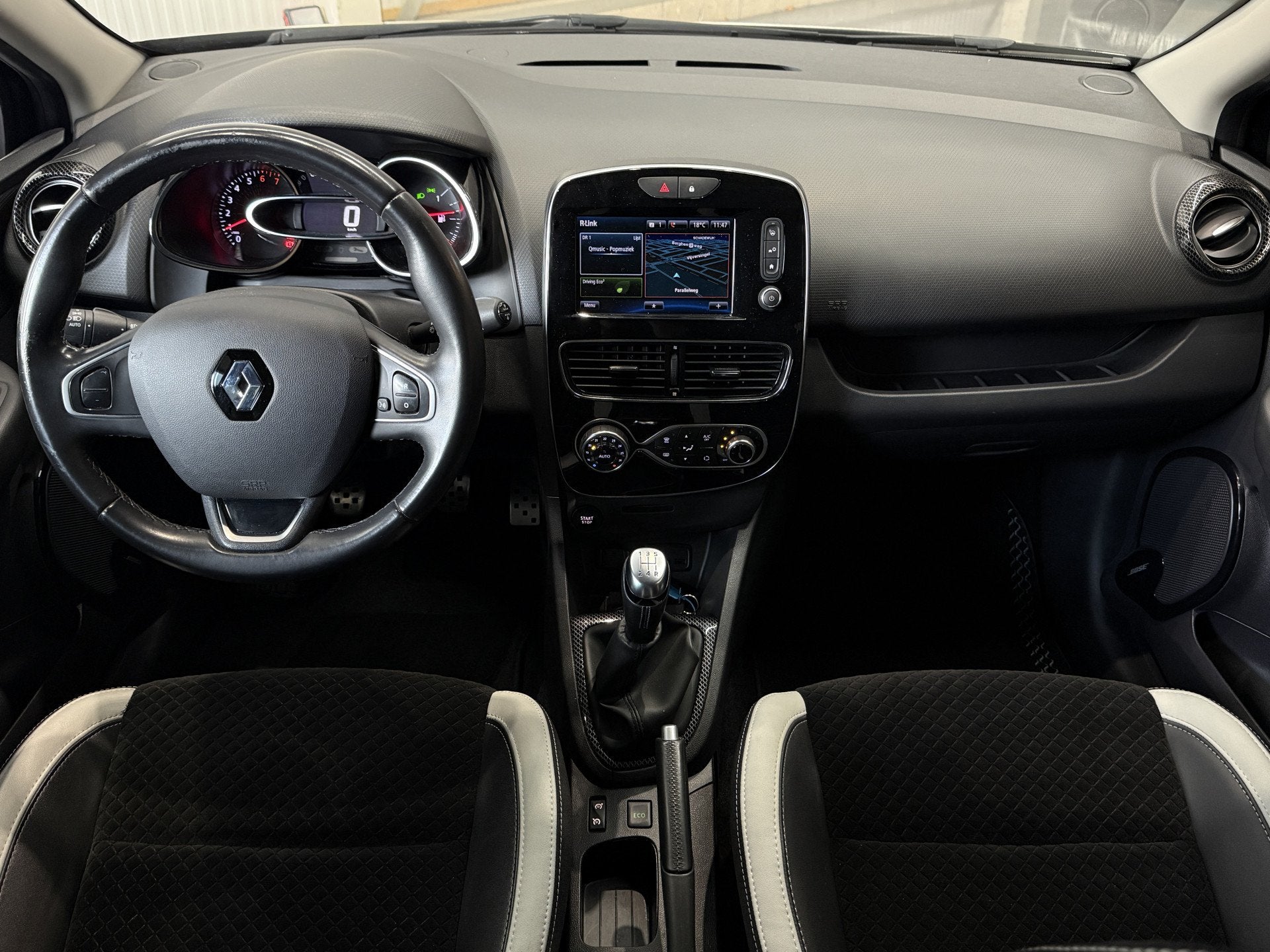 Renault Clio 0.9 TCe Bose | Navi | Camera | 17" | Stoelverwa, Voorwielaandrijving, 898 cc, Gebruikt, Zwart