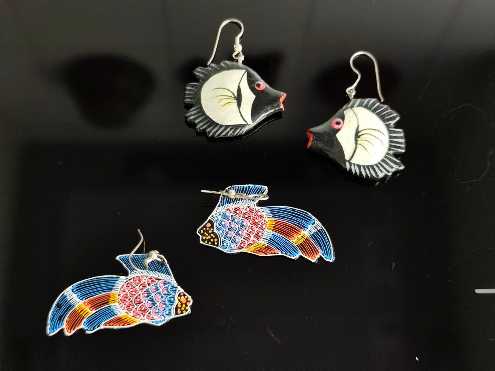 2x Balinese oorbellen van vissen, multicolor en zwart-wit, Overige materialen, Hangers, Overige kleuren, Ophalen of Verzenden