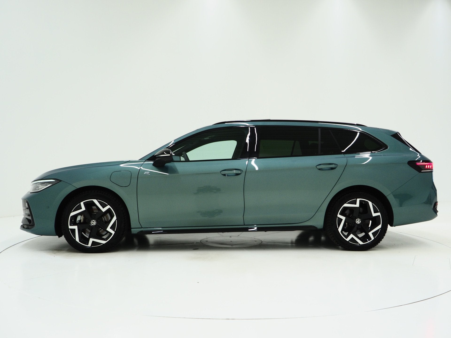 Volkswagen Passat Variant 1.5 eHybrid R-Line Edition | 5 Jaa, Zwart, Hybride Elektrisch/Benzine, Passat, Te koop