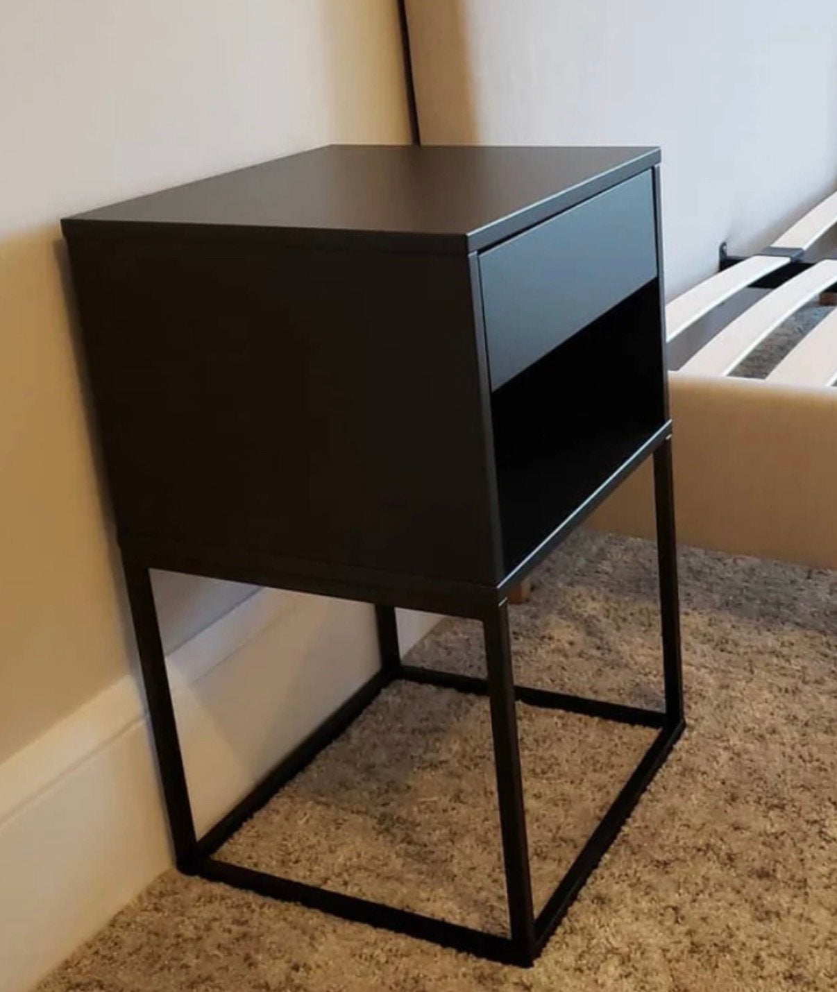 2 x IKEA Vikhamer nachtkastje zwart, Huis en Inrichting, Slaapkamer | Nachtkastjes, Minder dan 45 cm, Metaal of Aluminium, Zo goed als nieuw