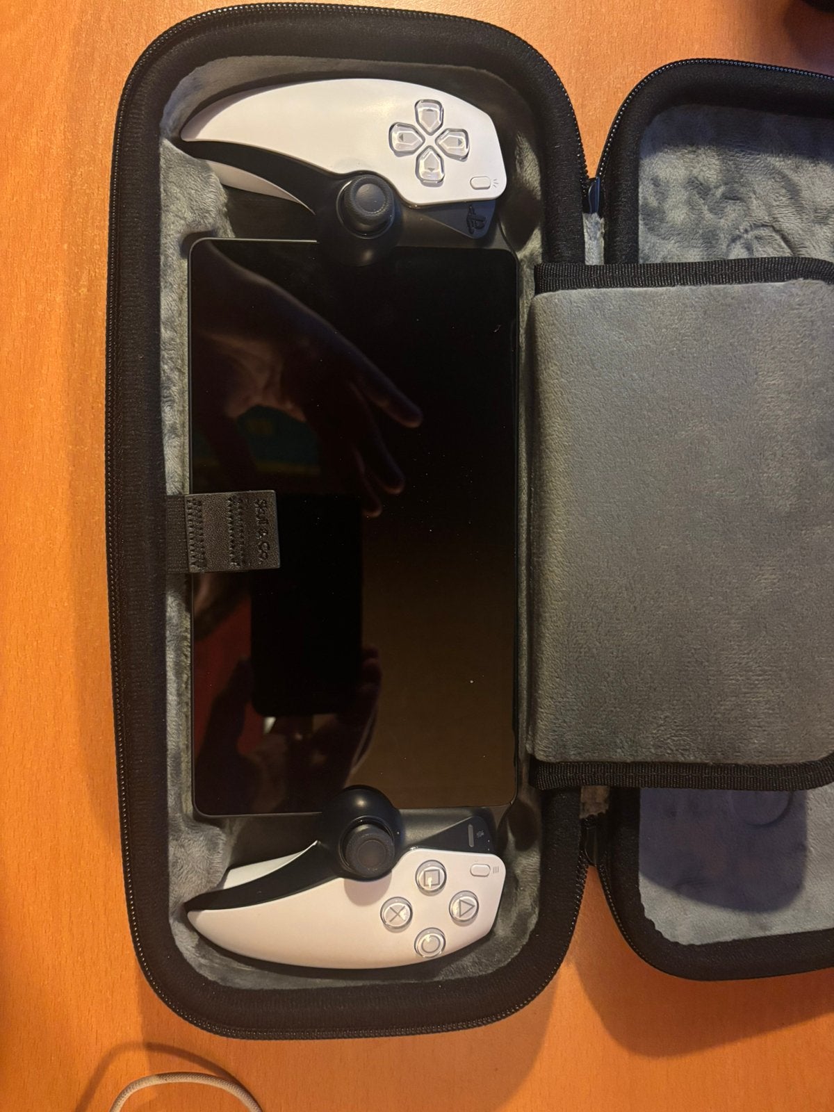 Foto 3 van Sony Playstation Portal met skull en co case