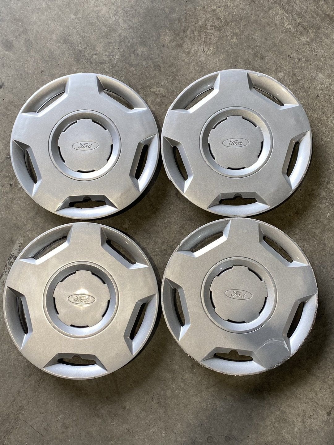 Wieldop Ford Fiësta | set van 4 | 2S61 1130, Auto diversen, Wieldoppen, Gebruikt, -, -, Ophalen of Verzenden