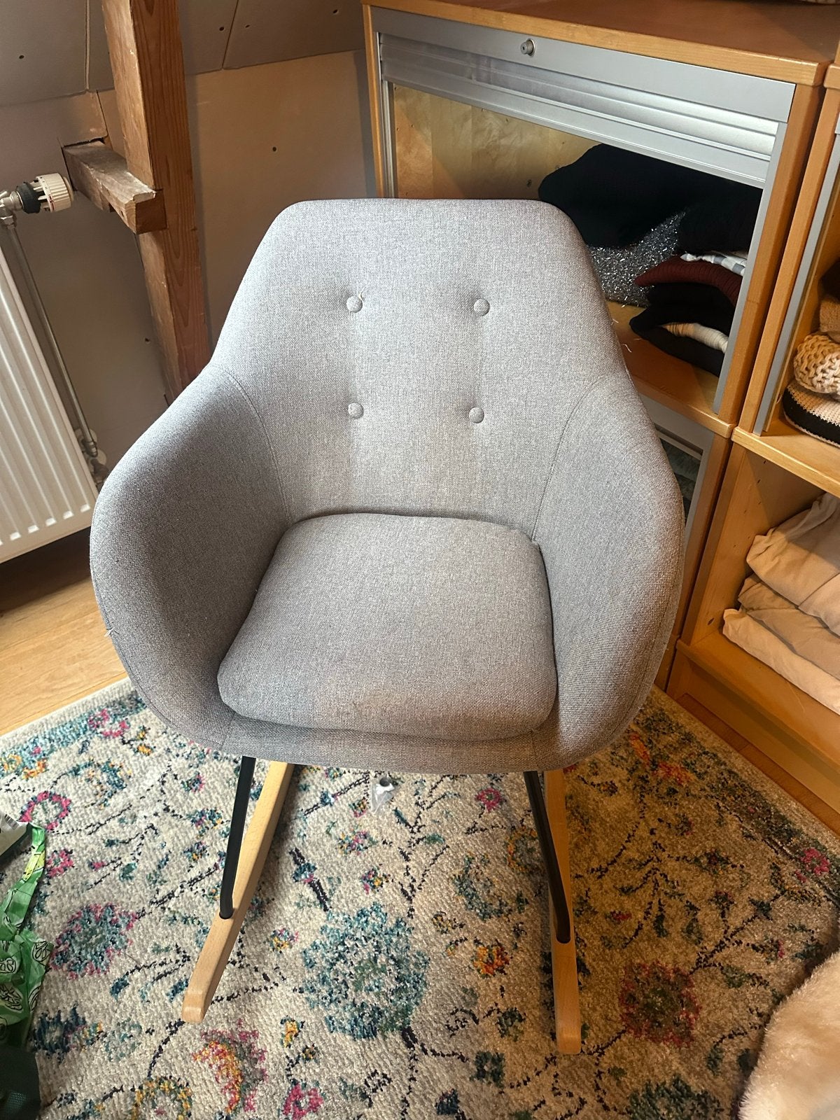 Grijze schommelstoel met stoffen bekleding, Huis en Inrichting, Ophalen, Zo goed als nieuw, Hout, Eén