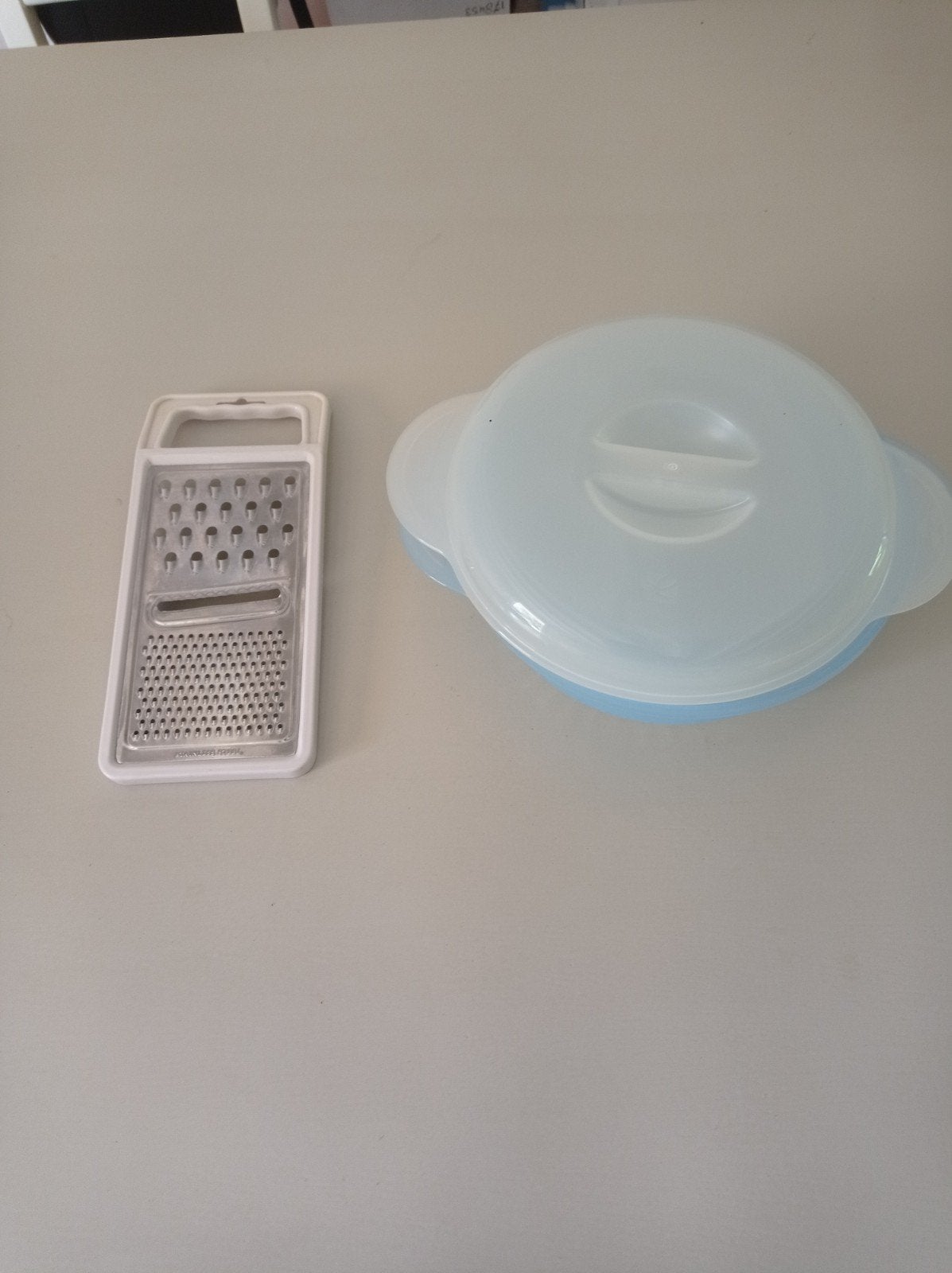 Tupperware schaal met deksel en rasp (gratis), Kunststof, Ophalen of Verzenden, Overige merken, Overige typen