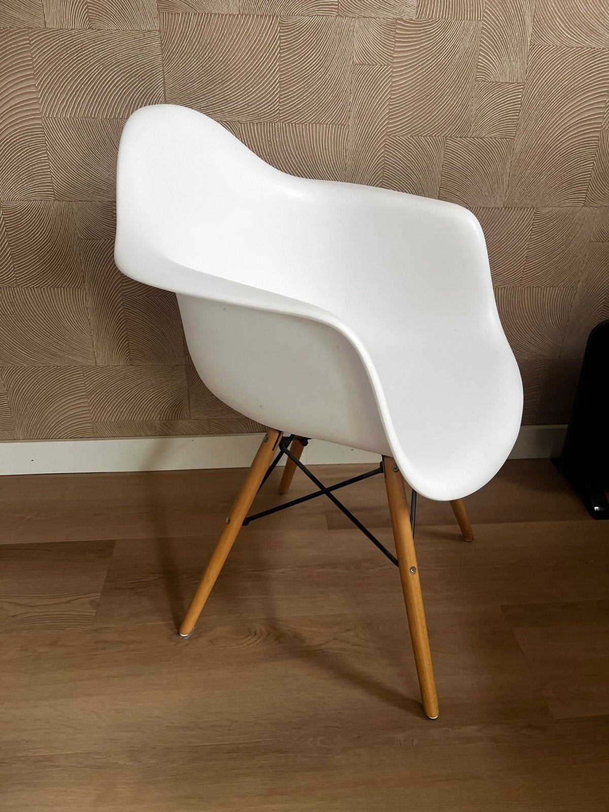 Witte Eames stoel met houten poten, Huis en Inrichting, Ophalen, Kunststof, Gebruikt, Wit