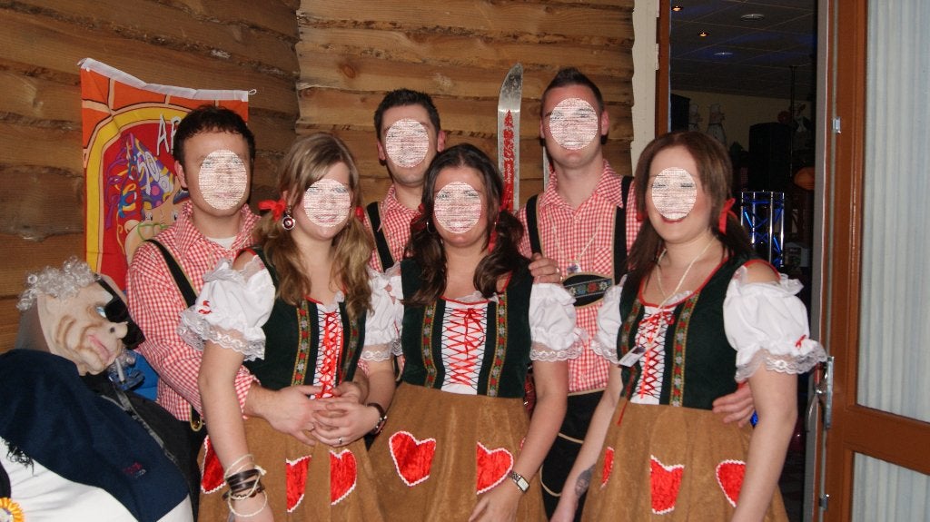dirndl, tirolerjurk, apres ski kleding te huur  max €22 pp, Ophalen, Zo goed als nieuw, Overige thema's, Kleding