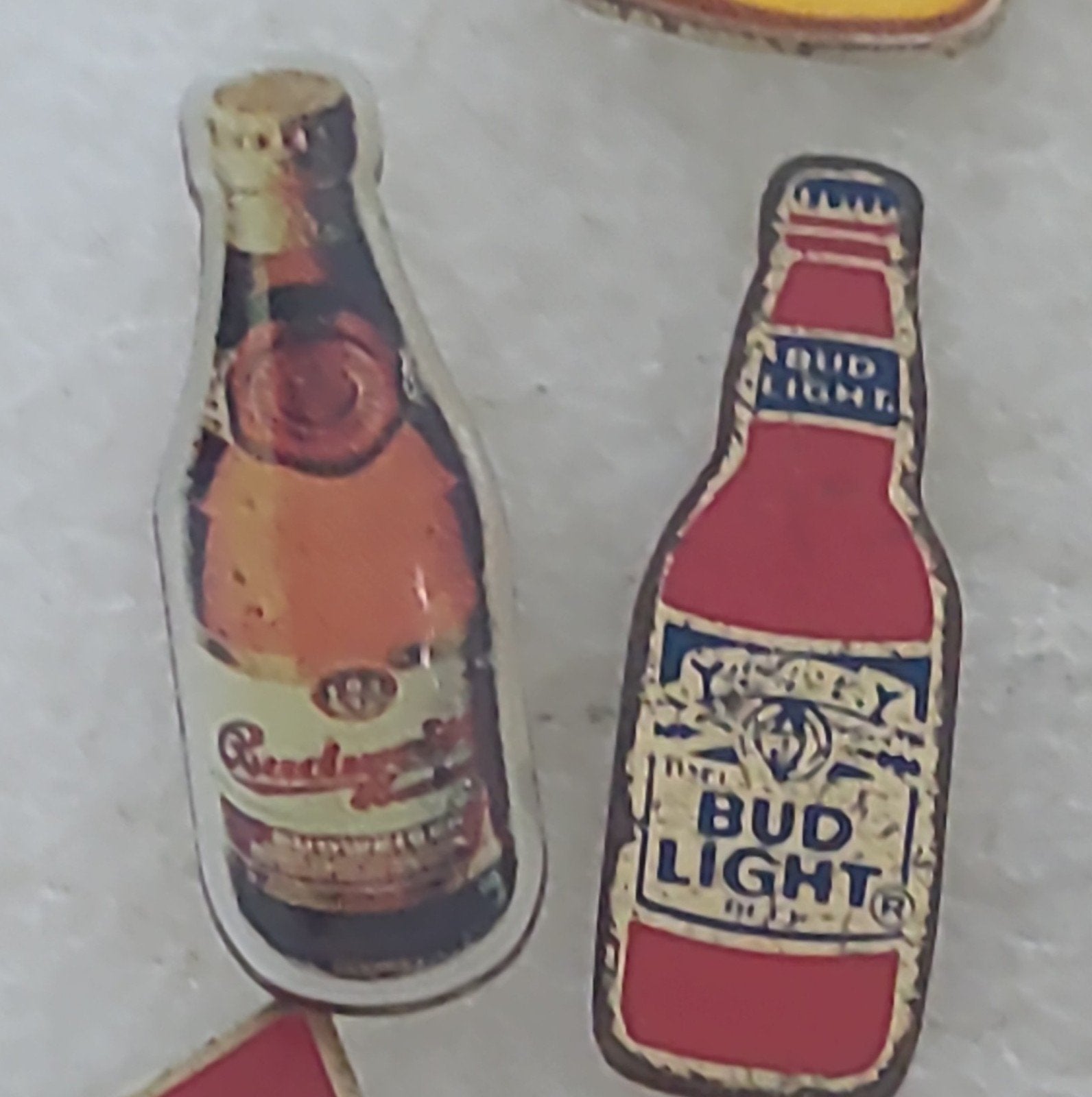 4 Budweiser flesjes pins - Reclame verzamelobjecten, Verzenden