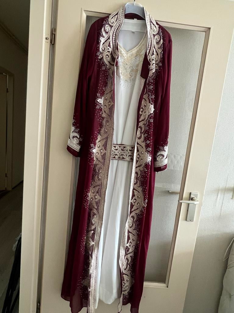 Prachtige bordeauxrode kaftan met gouden borduursels, Kleding | Dames, Maat 38/40 (M), Overige typen, Overige kleuren, Ophalen of Verzenden
