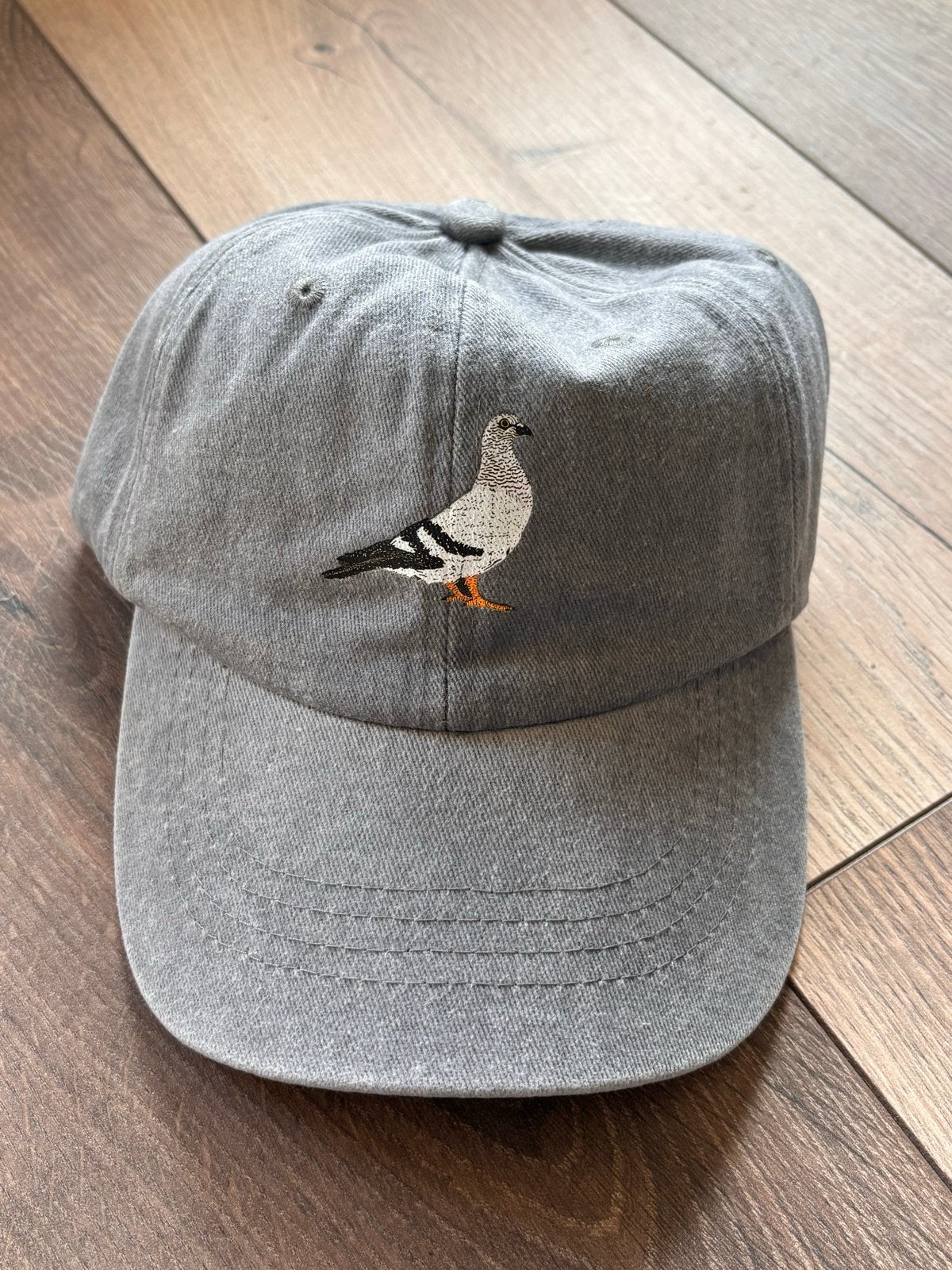 Grijze pet met duif borduursel, Kleding | Dames, Hoeden en Petten, Ophalen of Verzenden, Nieuw, One size fits all, Pet
