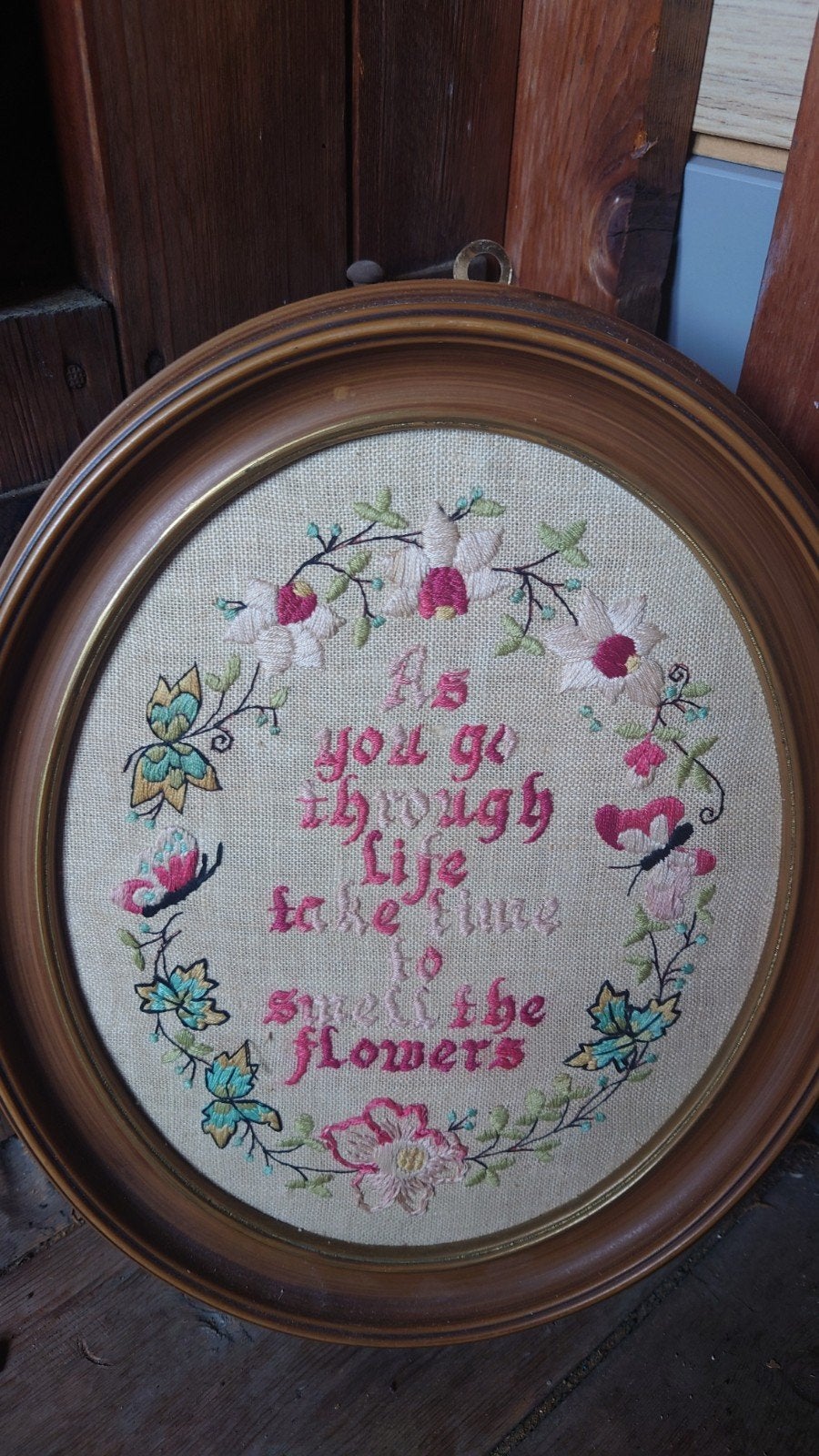 Vintage handgeborduurd wandbord in ovale houten lijst, Ophalen of Verzenden