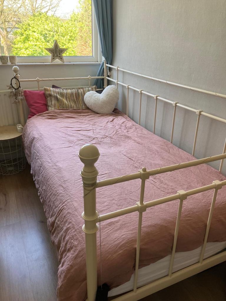 Metalen spijlenbed met lattenbodem en matras, Huis en Inrichting, Slaapkamer | Bedden, Ophalen, Gebruikt, 90 cm, Eenpersoons