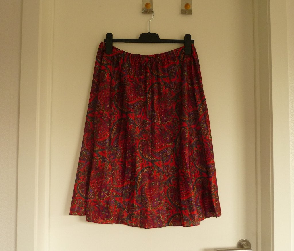 Rode plooirok satijnen rok met Turkse komkommers Maat 40-42, Kleding | Dames, Rokken, Maat 38/40 (M), Ophalen of Verzenden, Zo goed als nieuw