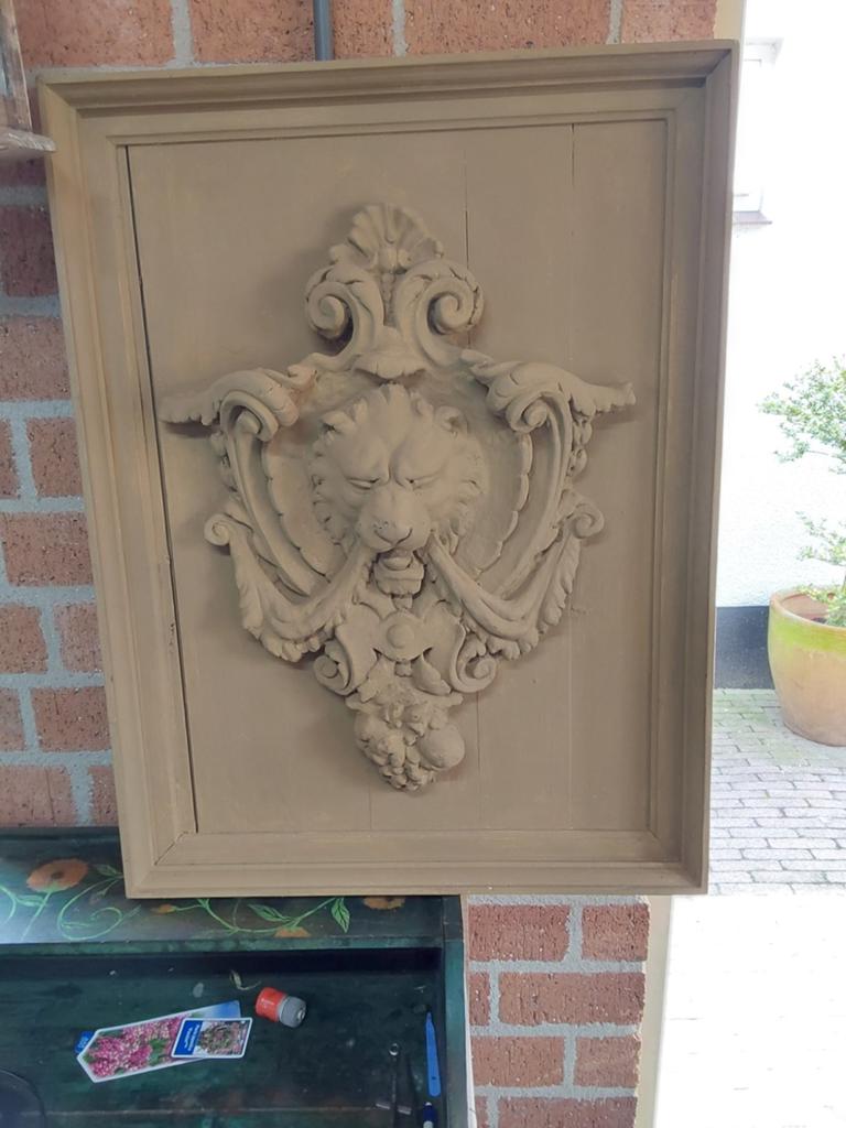 Lijst met leeuwenkop en fotolijst, Ophalen