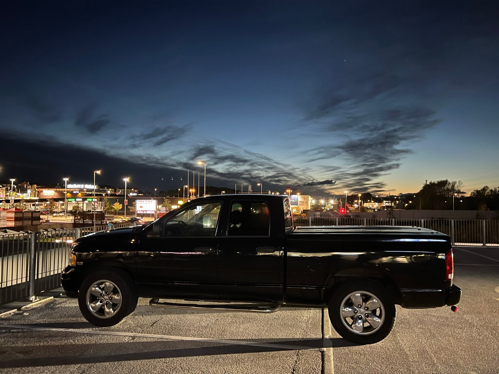 Dodge Ram 1500  lpg grijs kenteken 6 persoons APK tot13-9-27, Automaat, 5654 cc, Zwart, Vierwielaandrijving