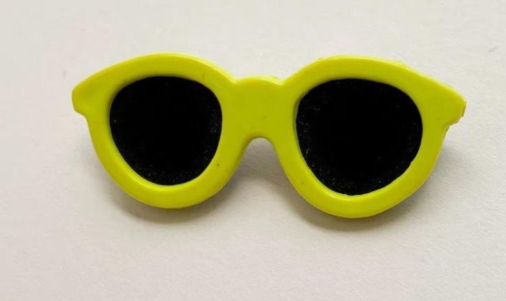 Vintage Prachtige pop-art vroege plastic Bril broche Taiwan, Overige materialen, 4 tot 7 cm, Overige kleuren, Verzenden