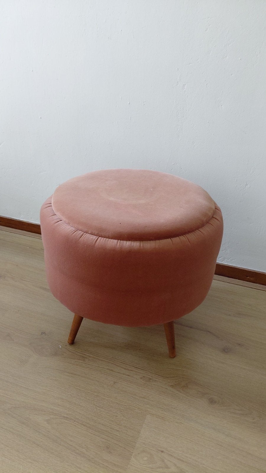 Roze fluwelen poef met houten poten, Huis en Inrichting, Ophalen, Hout, Minder dan 50 cm, Gebruikt