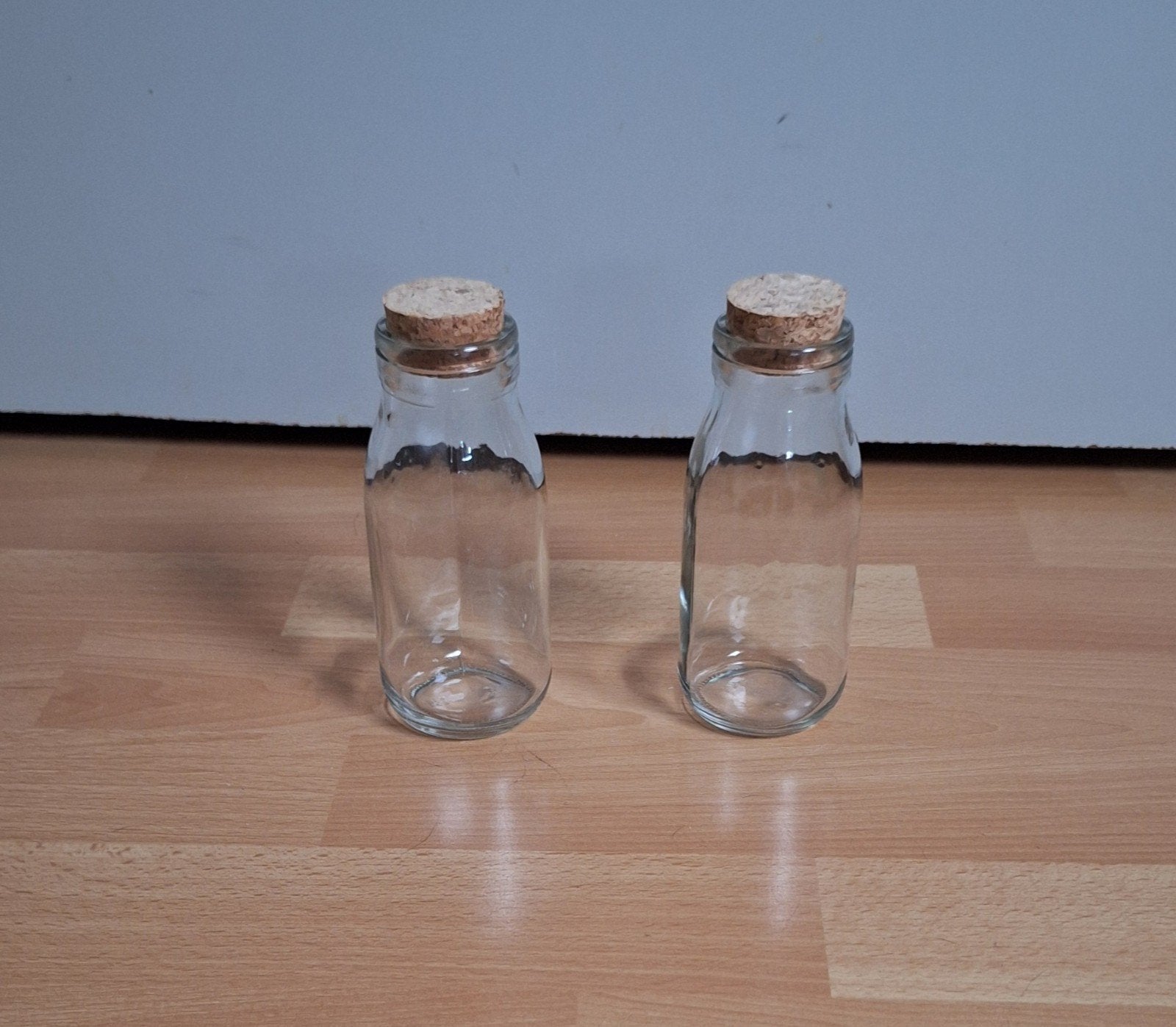 Set van 2 glazen flesjes met kurk - decoratief, Ophalen of Verzenden, Zo goed als nieuw, Glas