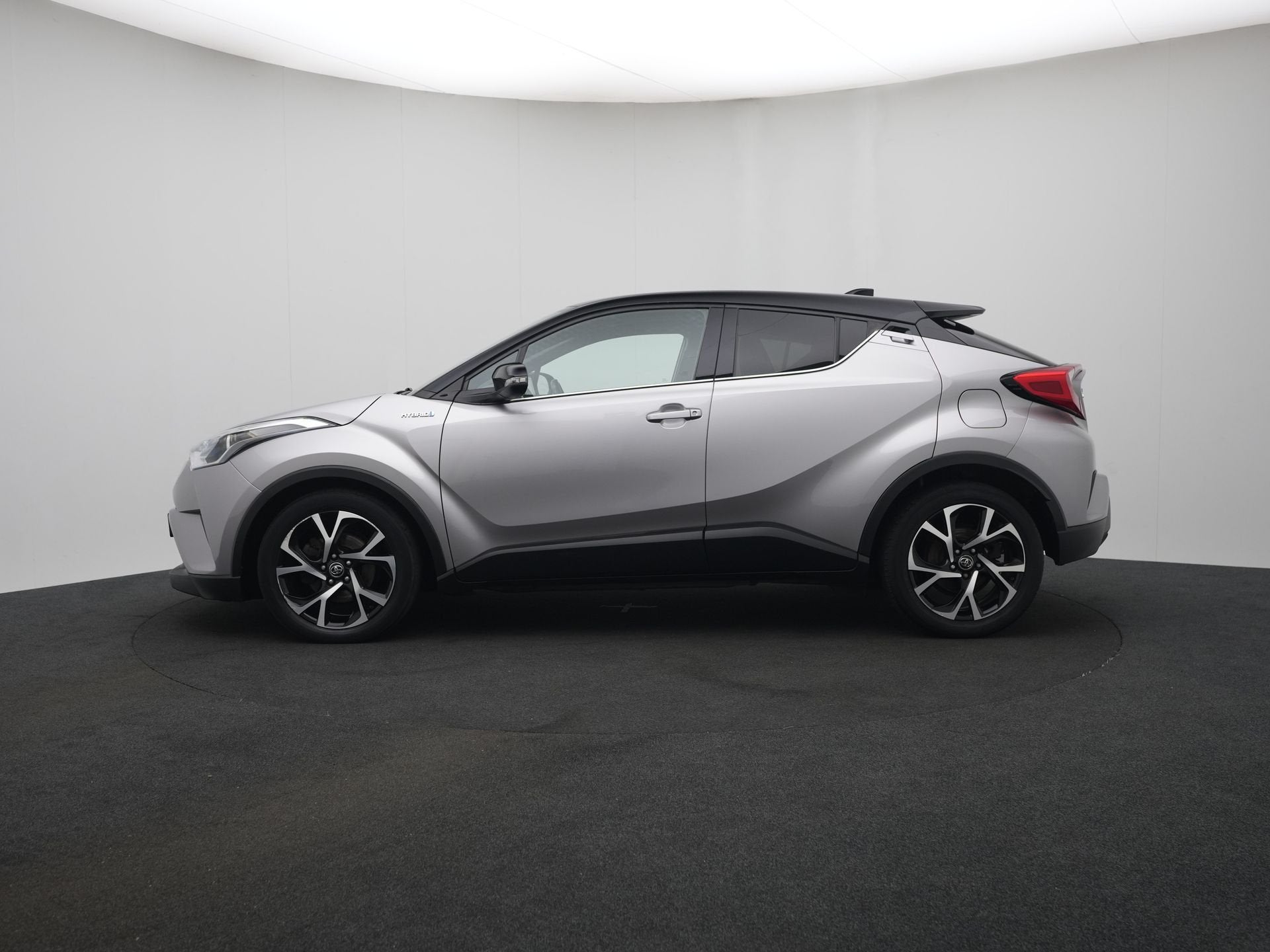 Toyota C-HR 1.8 Hybrid Bi-Tone (bj 2017, automaat), 12 maanden, Stof, Euro 6, 4 cilinders