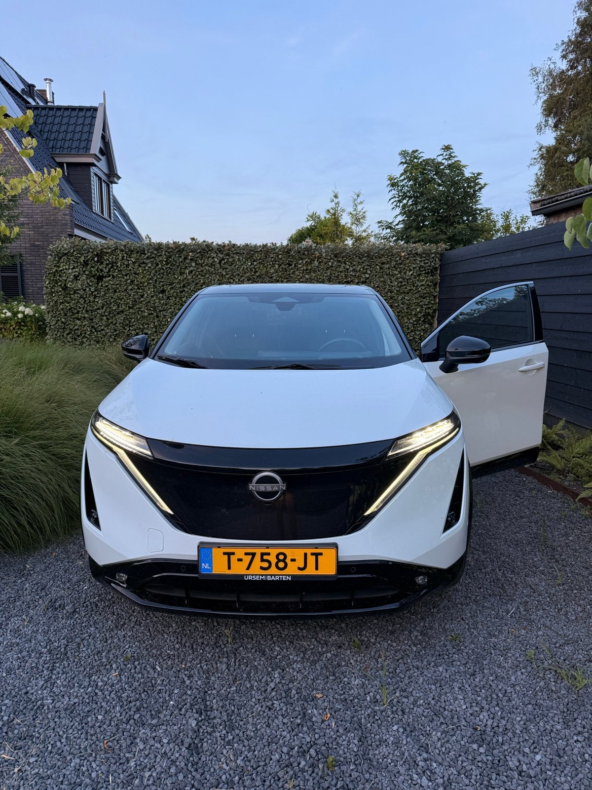 Nissan Ariya Wit-zw 91kWh TREKH Leer/alcantara BOSE 20k km, 750 kg, 61 pk, Wit, Origineel Nederlands
