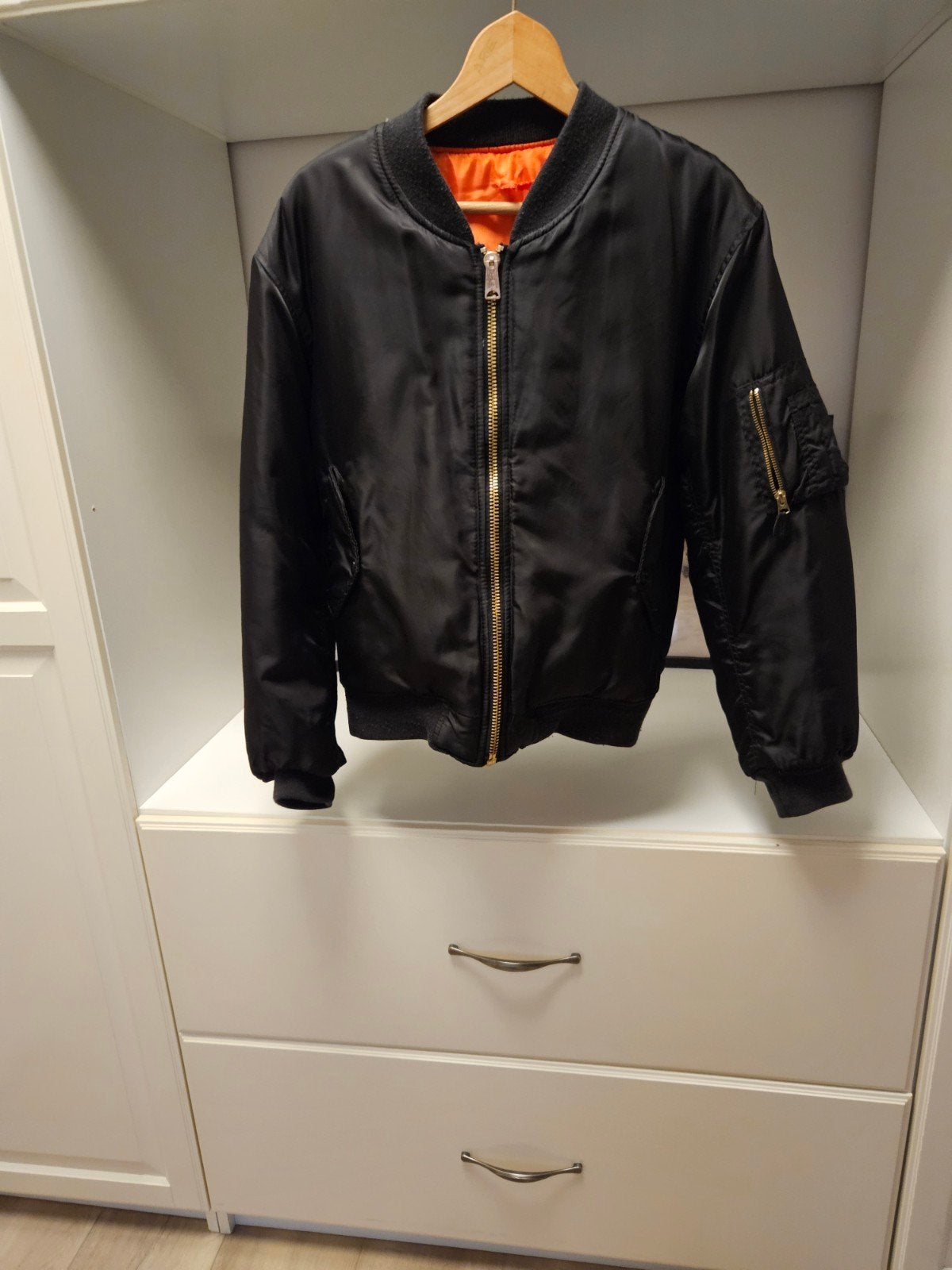 Zwarte bomberjack met oranje voering - Maat M, Onbekend, Maat 48/50 (M), Zwart, Ophalen of Verzenden