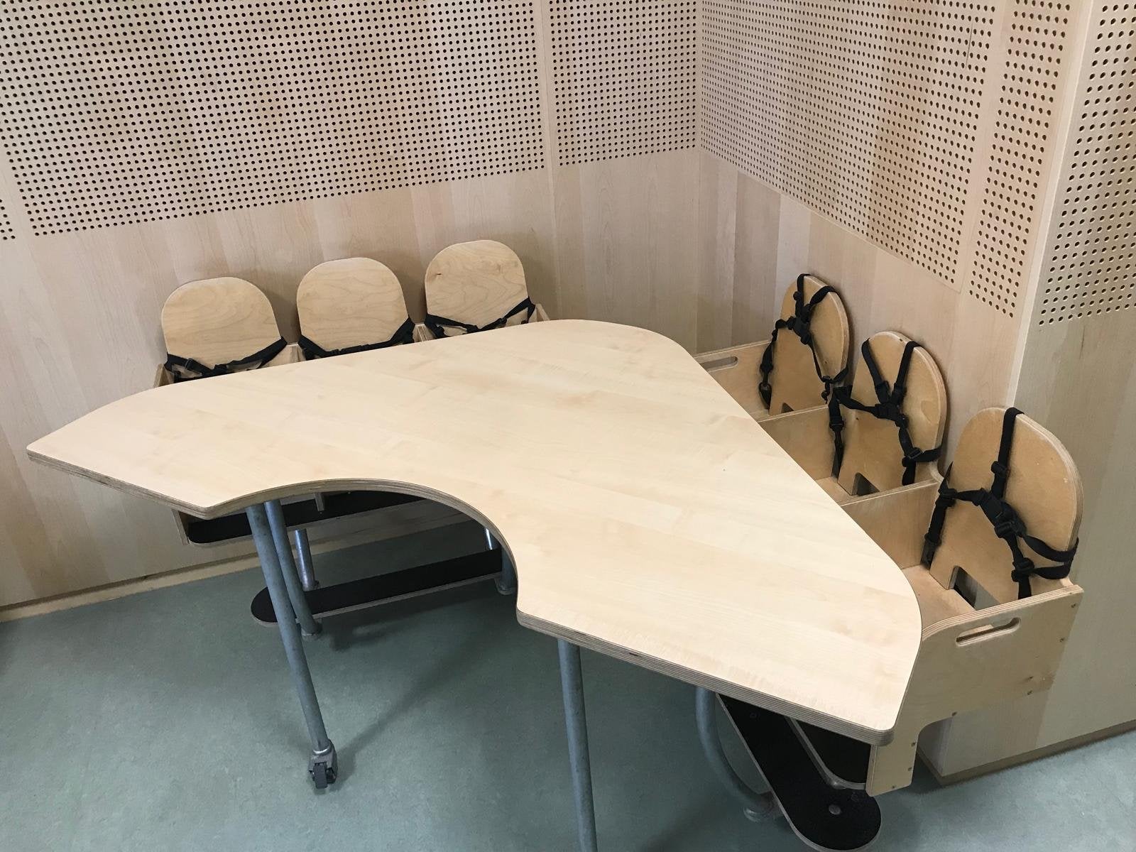 Hoge kindertafel met 6 geïntegreerde stoeltjes, Ophalen, Gebruikt, Tafel(s) en Stoel(en)
