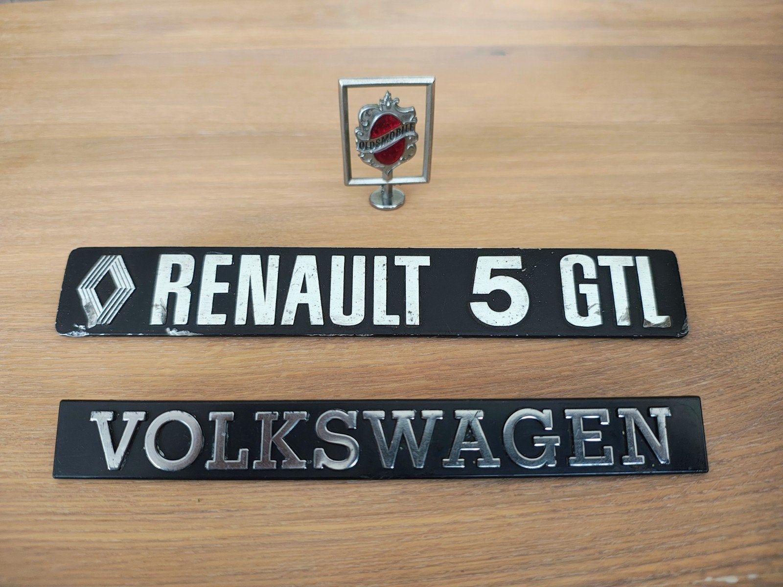 Emblemen Volkswagen Renault en hood opnament Oldsmobile, Ophalen of Verzenden, Gebruikt, Auto's
