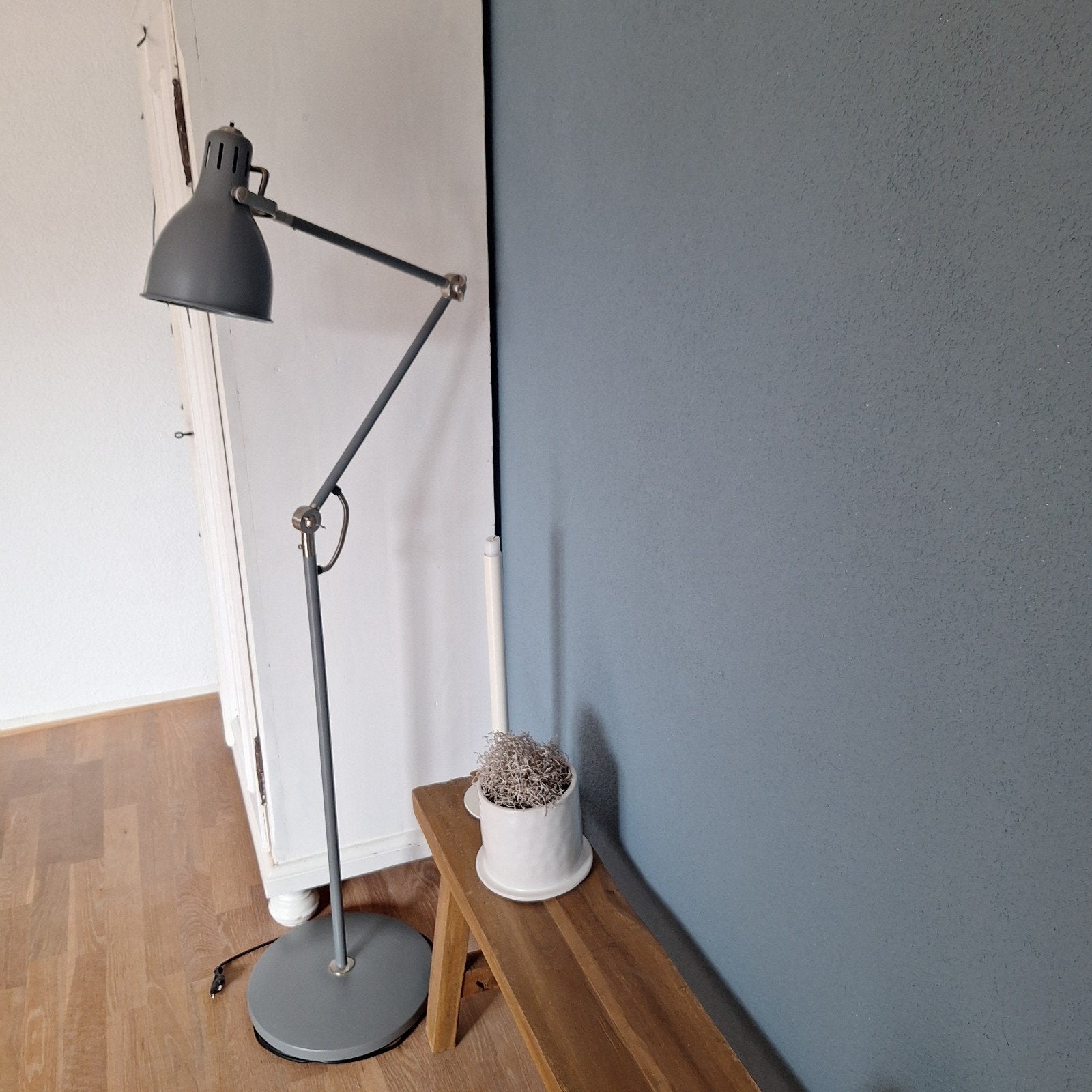Ikea Arod staande lamp - Grijs, Huis en Inrichting, Lampen | Vloerlampen, Ophalen, Gebruikt, Modern, Industrieel, E27 (groot)