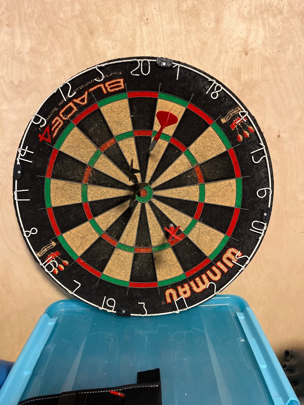 Gratis Dartbord Winmau Blade 4 met pijlen, Sport en Fitness, Darts, Ophalen, Gebruikt, Dartbord met pijlen